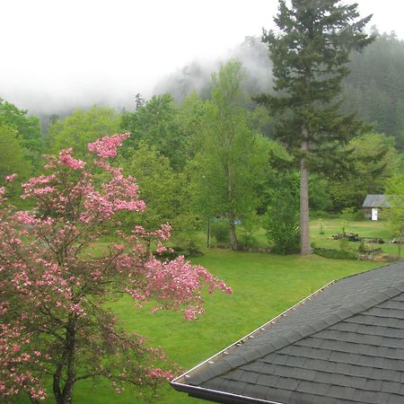 Sasquatch Crossing Eco Lodge B&B Harrison Mills Exterior photo
