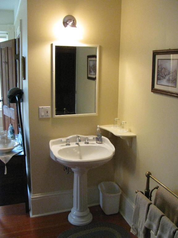 Sasquatch Crossing Eco Lodge B&B Harrison Mills Room photo