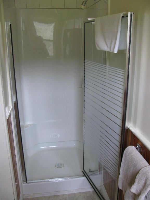Sasquatch Crossing Eco Lodge B&B Harrison Mills Room photo