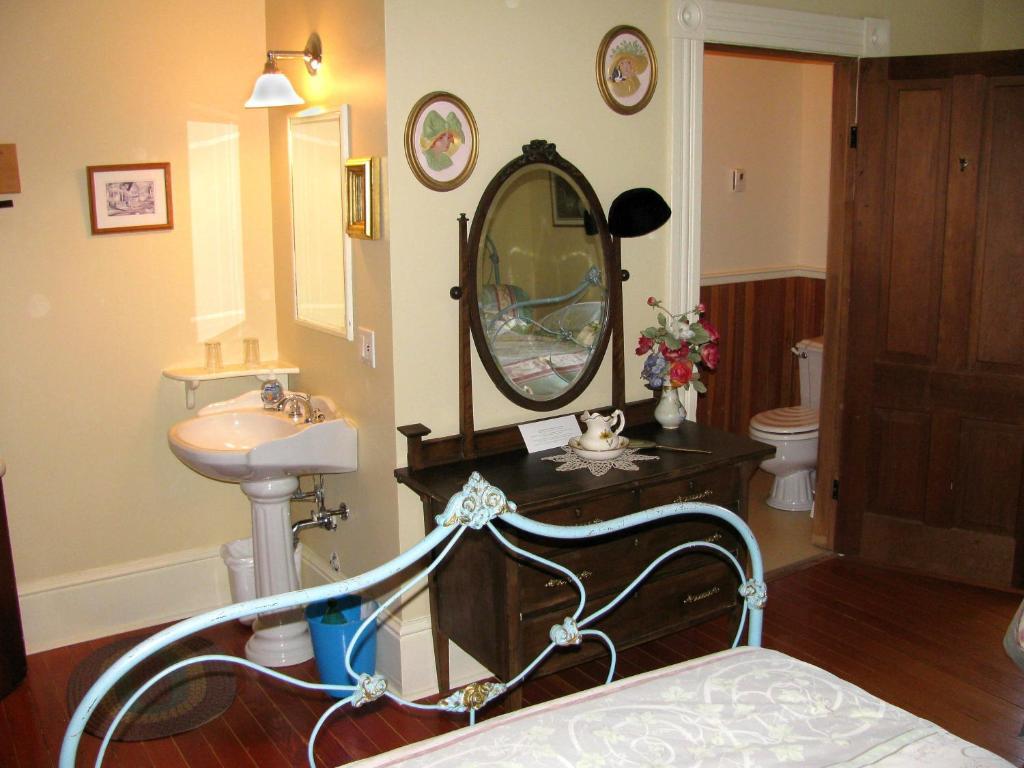 Sasquatch Crossing Eco Lodge B&B Harrison Mills Room photo